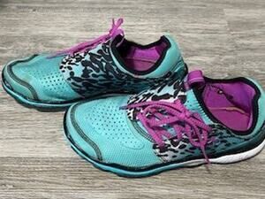 #S116 PRE-LOVED Under Armour micro g toxic six mesh running shoes Women's size 9